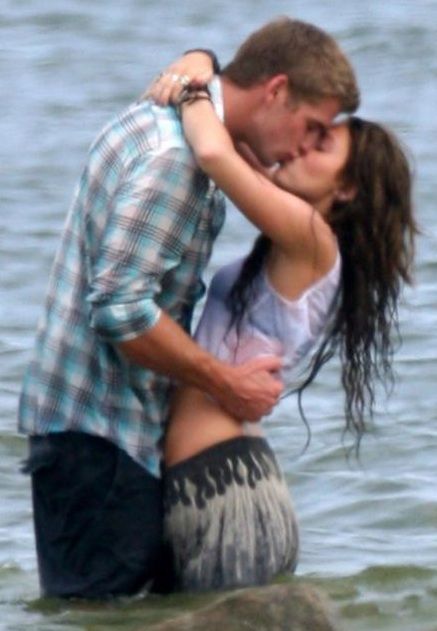 miley-cyrus-and-liam-hemsworth-kiss-for-real.jpg